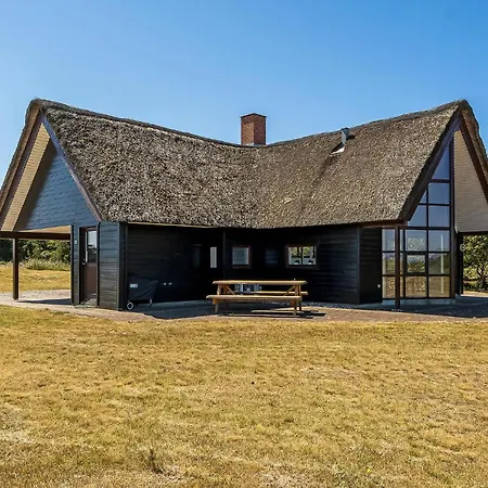 3 Bedroom Beach Front Home In Blavand *